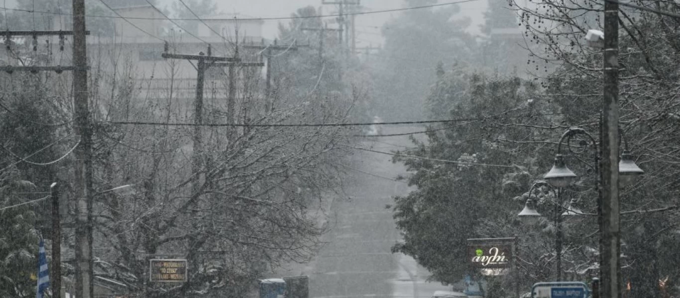 Κακοκαιρία: Στο σκοτάδι 30 περιοχές της Αττικής - «Μάχη» για το ρεύμα στην Εύβοια